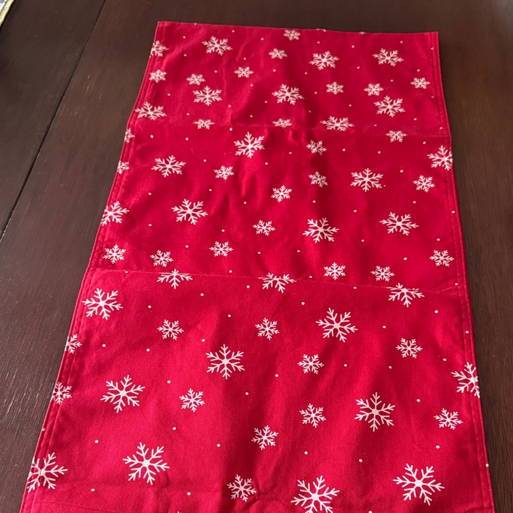 Snowflake Table Runner